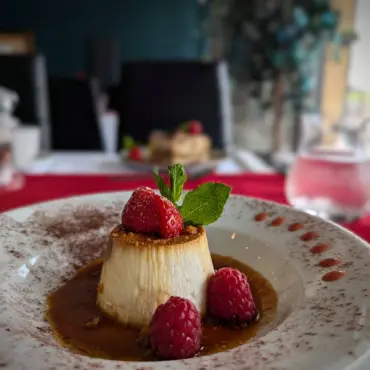 Crème brûlée with fresh raspberries and mint