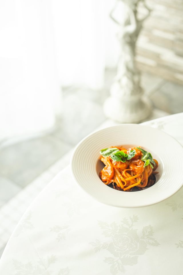 Tagliatelle with tomato and basil