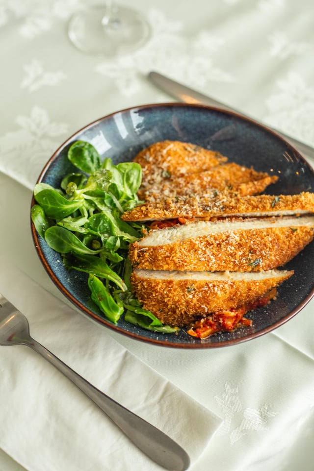 Breaded cutlet with arugula