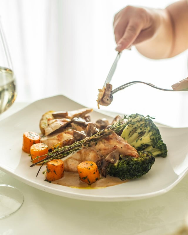 Roasted meat with mushrooms, carrots and broccoli