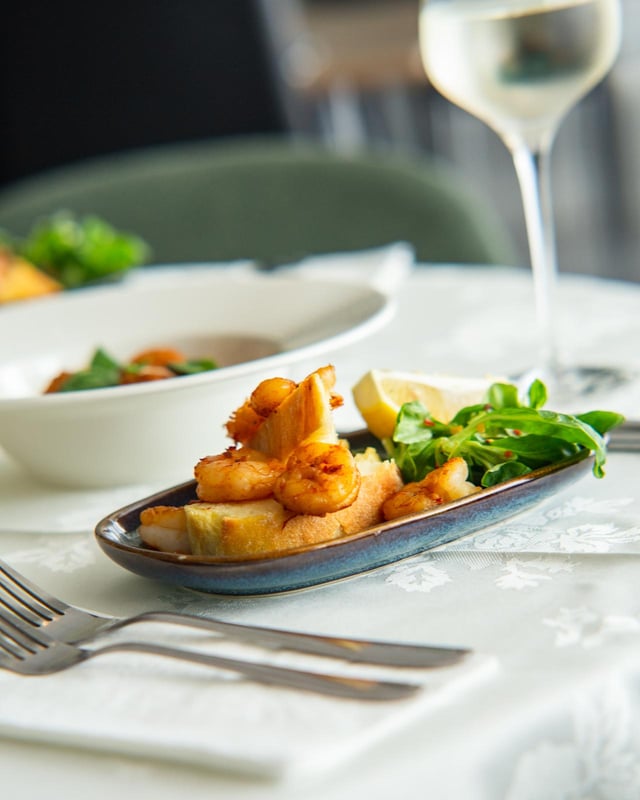 Seared scallops with crostini and arugula