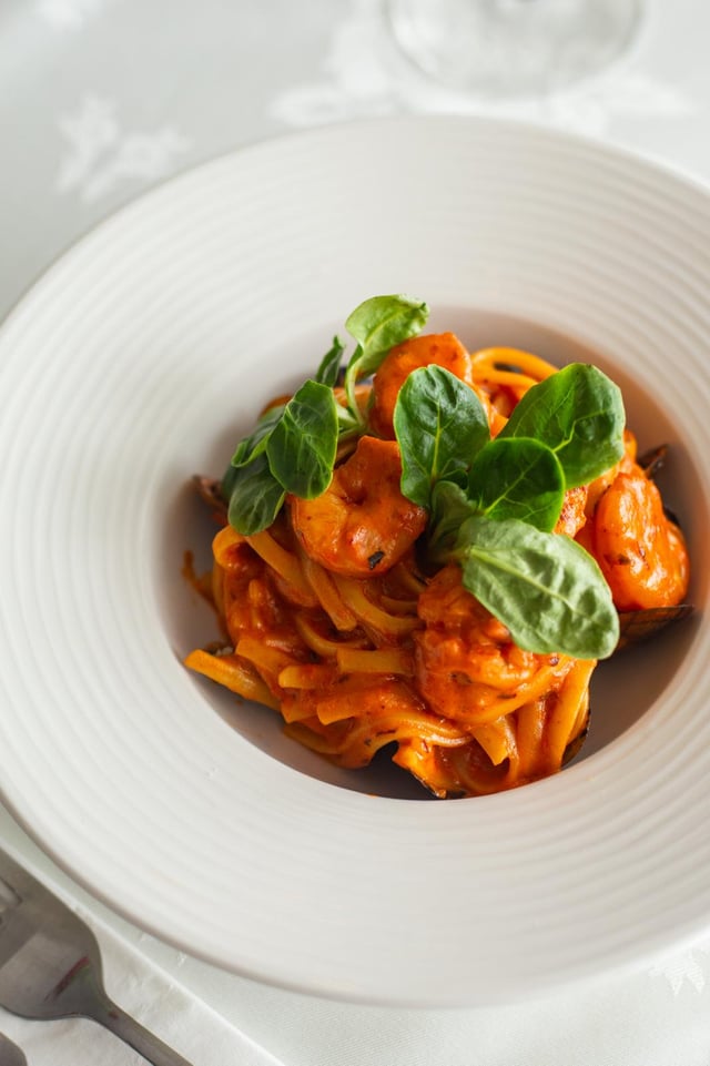Linguine with shrimp in tomato sauce