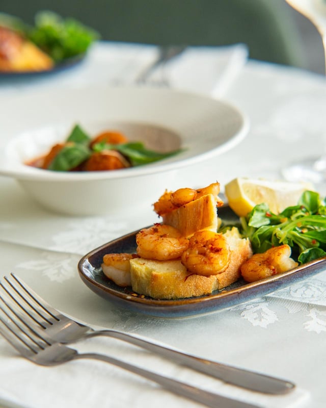 Seared scallops on crostini with lemon