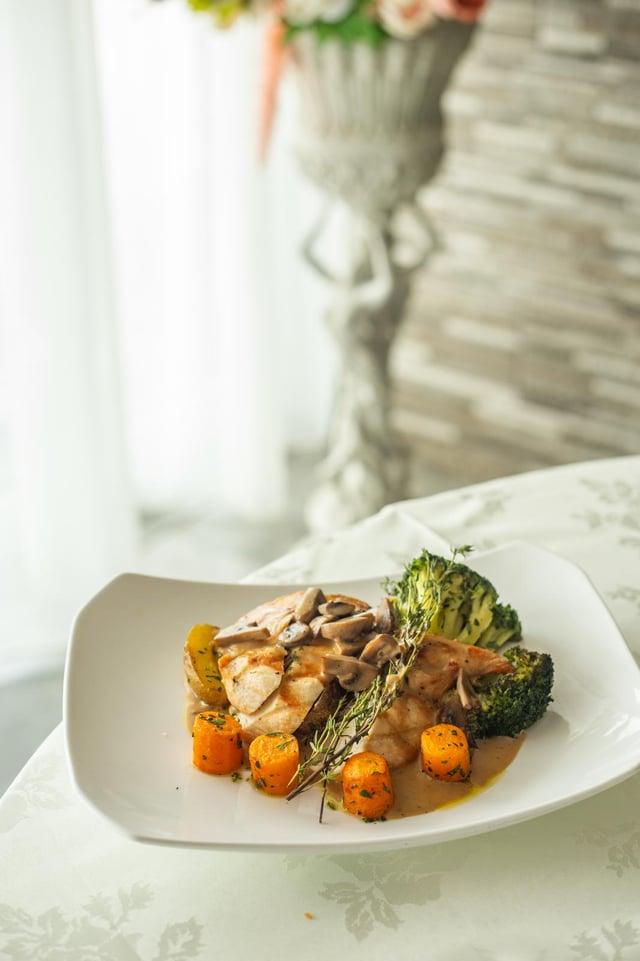 Grilled chicken breast with mushroom sauce, roasted broccoli and carrots