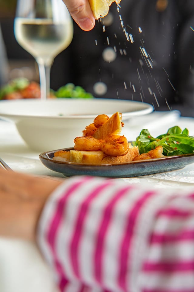 Seared scallops with crostini and arugula