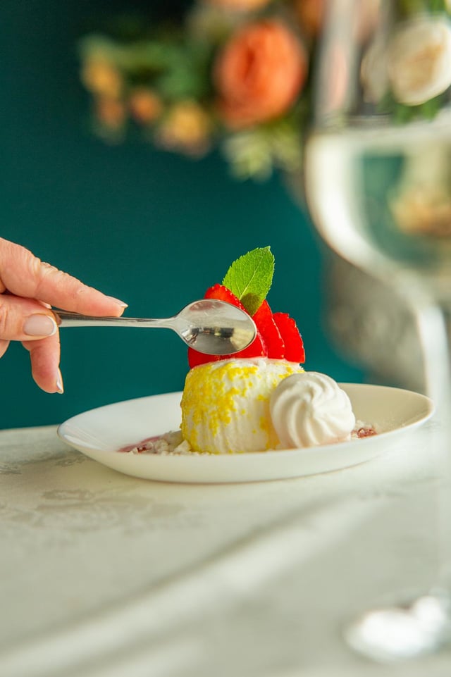 Vanilla panna cotta with strawberries and mint
