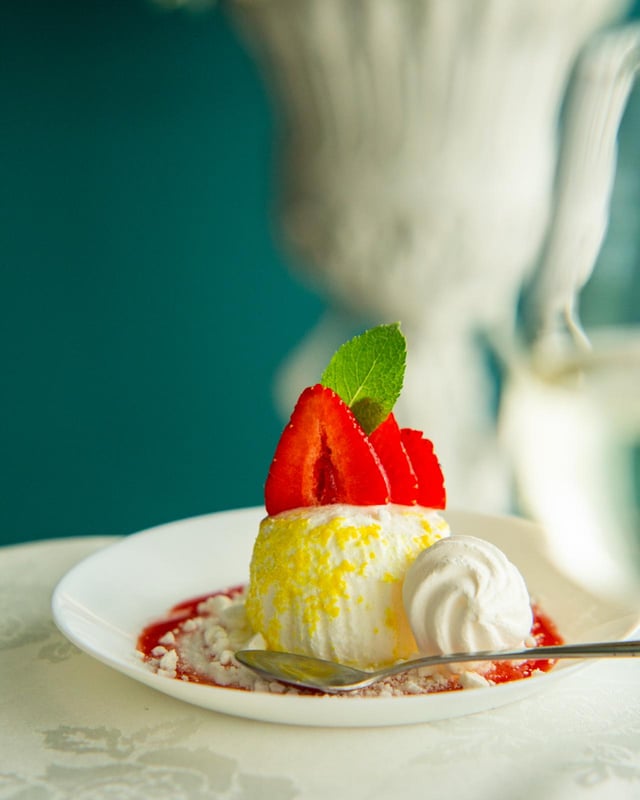 Vanilla panna cotta with strawberry and meringue