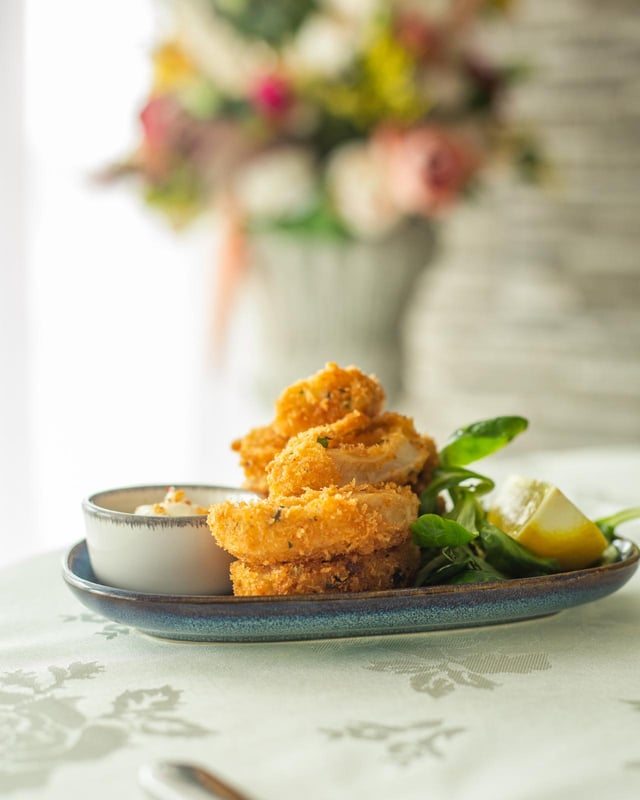 Crispy fried calamari with lemon and aioli